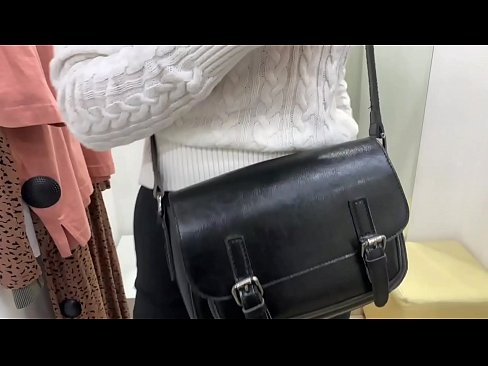 ❤️ Јавна мастурбација на младата кучка FeralBerry со дилдо во фитинг просторијата ️❌ Супер секс на mk.risegame.top ❤